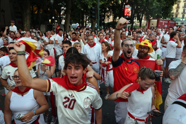 Los aficionados siguen el partido entre Francia y España en Pamplona