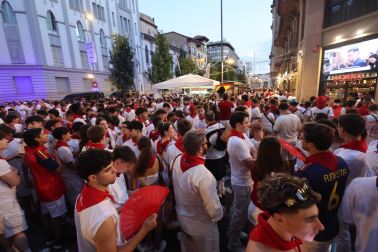 Los aficionados siguen el partido entre Francia y España en Pamplona