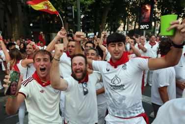 Los aficionados siguen el partido entre Francia y España en Pamplona