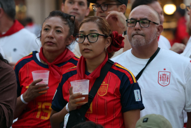 Los aficionados siguen el partido entre Francia y España en Pamplona