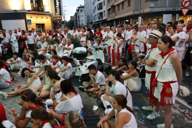 Los aficionados siguen el partido entre Francia y España en Pamplona