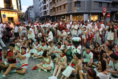 Los aficionados siguen el partido entre Francia y España en Pamplona