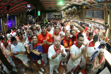 Los aficionados siguen el partido entre Francia y España en Pamplona