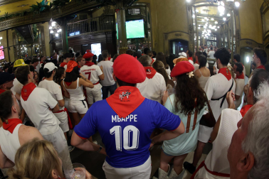 Los aficionados siguen el partido entre Francia y España en Pamplona