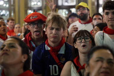 Los aficionados siguen el partido entre Francia y España en Pamplona