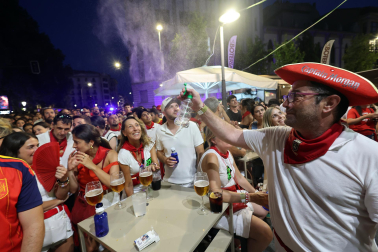 Los aficionados siguen el partido entre Francia y España en Pamplona