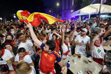 Los aficionados siguen el partido entre Francia y España en Pamplona