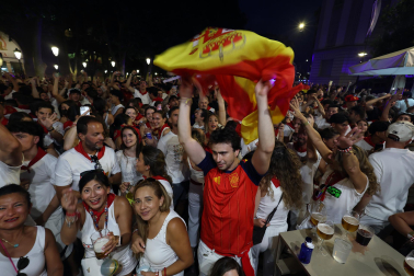 Los aficionados siguen el partido entre Francia y España en Pamplona