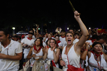 Los aficionados siguen el partido entre Francia y España en Pamplona