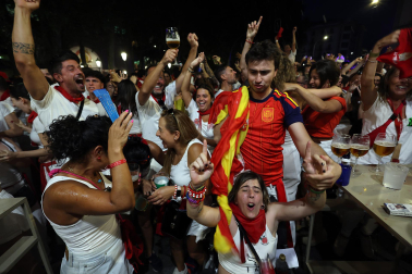 Los aficionados siguen el partido entre Francia y España en Pamplona