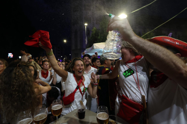 Los aficionados siguen el partido entre Francia y España en Pamplona