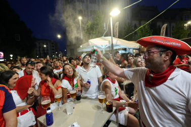 Los aficionados siguen el partido entre Francia y España en Pamplona