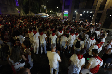 Los aficionados siguen el partido entre Francia y España en Pamplona