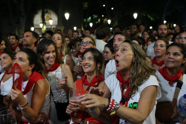 Los aficionados siguen el partido entre Francia y España en Pamplona
