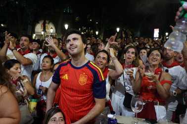 Los aficionados siguen el partido entre Francia y España en Pamplona