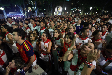 Los aficionados siguen el partido entre Francia y España en Pamplona
