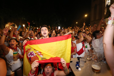 Los aficionados siguen el partido entre Francia y España en Pamplona