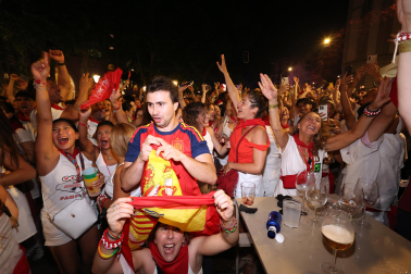 Los aficionados siguen el partido entre Francia y España en Pamplona