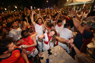 Los aficionados siguen el partido entre Francia y España en Pamplona