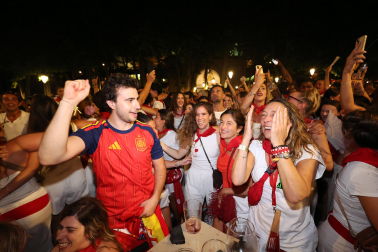 Los aficionados siguen el partido entre Francia y España en Pamplona