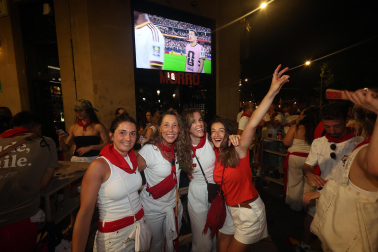 Los aficionados siguen el partido entre Francia y España en Pamplona