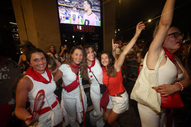Los aficionados siguen el partido entre Francia y España en Pamplona