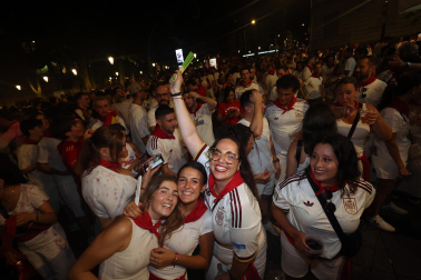 Los aficionados siguen el partido entre Francia y España en Pamplona