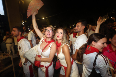 Los aficionados siguen el partido entre Francia y España en Pamplona