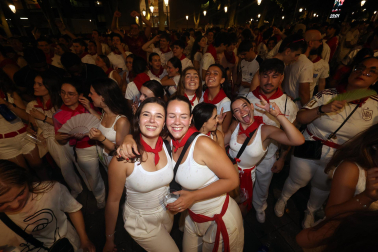 Los aficionados siguen el partido entre Francia y España en Pamplona