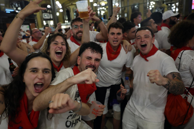Los aficionados siguen el partido entre Francia y España en Pamplona