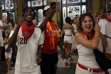 Los aficionados siguen el partido entre Francia y España en Pamplona