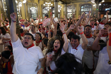 Los aficionados siguen el partido entre Francia y España en Pamplona