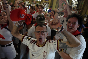 Los aficionados siguen el partido entre Francia y España en Pamplona