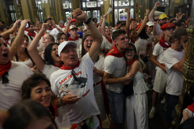 Los aficionados siguen el partido entre Francia y España en Pamplona