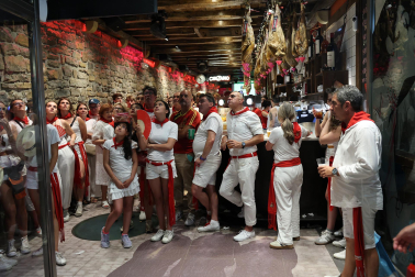 Los aficionados siguen el partido entre Francia y España en Pamplona
