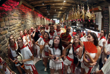 Los aficionados siguen el partido entre Francia y España en Pamplona