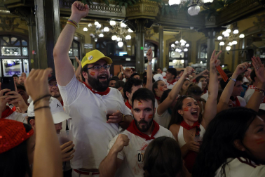Los aficionados siguen el partido entre Francia y España en Pamplona