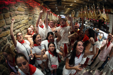 Los aficionados siguen el partido entre Francia y España en Pamplona