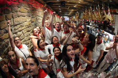 Los aficionados siguen el partido entre Francia y España en Pamplona