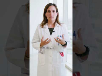 En verano cuesta más conciliar el sueño porque tu cuerpo no consigue soltar el calor… y los horarios irregulares rematan la faena. La Dra. Echeveste, especialista en Neurología y Neurofisiología en la Clínica Universidad de Navarra, explica qué mirar (la clave está en el día, no en la noche) y el hábito más simple para dormir mejor.
⚠️ Contenido informativo; no sustituye la consulta con tu médico.
#sueño #verano #dormirmejor #descanso #shorts