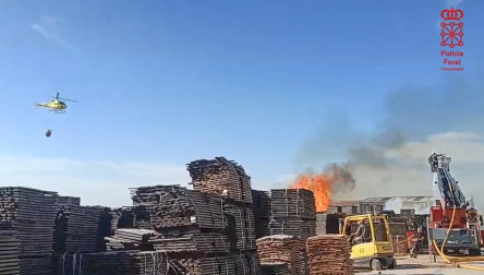 Medios aéreos y terrestres trabajan en la extinción del incendio