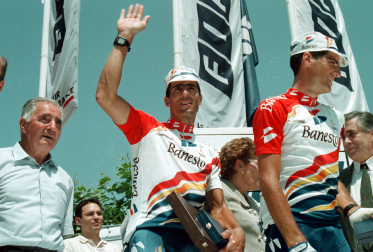 Los hermanos Induráin, con su padre -Miguel- en el control de firmas de la 18ª etapa del Tour 1996.