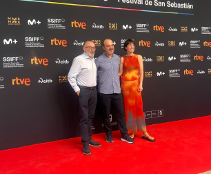 Oskar Alegria, este viernes, entre el director del festival, José Luis Rebordinos, y su sucesora a partir del año que viene, Maialen Beloki