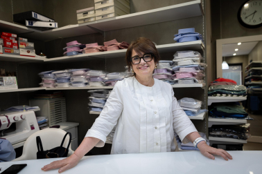 Covadonga Simón Aguado tras el mostrador de su tienda de ropa