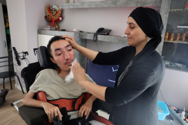 Latifa cuida de sus tres hijos las 24 horas del día.