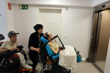 Entrar y salir del ascensor, pendiente de dos hijos en sillas de ruedas, supone un enorme esfuerzo diario.