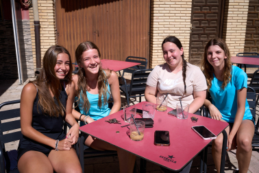 Eider Goñi, Idoia Moreno, Estela Hernández y Marina Aguerri; en la hora del café.