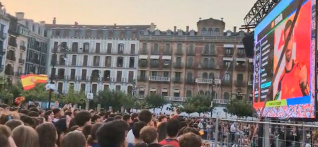 Celebración de la Plaza ante la presentación de la alineación. Oyarzabal y Lamine Yamal los favoritos entre la afición pamplonesa.