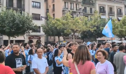 La afición de Argentina se reúne en uno de los laterales de la Plaza del Castillo y momentos previos al comienzo del partido anima a su selección.