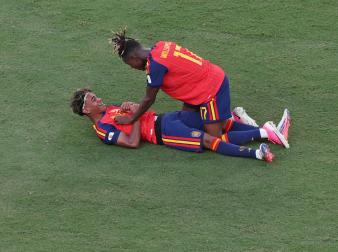 Nico Williams felicita a Lamine Yamal